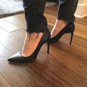 Yves Saint Laurent pumps 🙌